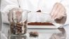 Kakaopulver wird auf einem Labortisch in Untersuchungsröhrchen gefüllt (Bild: imago images/blickwinkel)