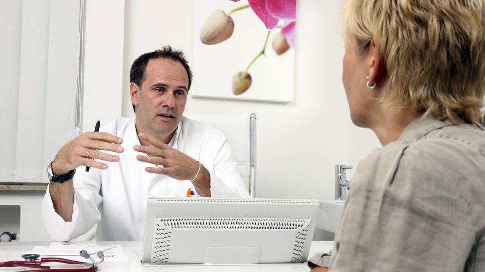 Arzt im Gespräch mit einer Patientin (Quelle: imago/Jochen Tack)