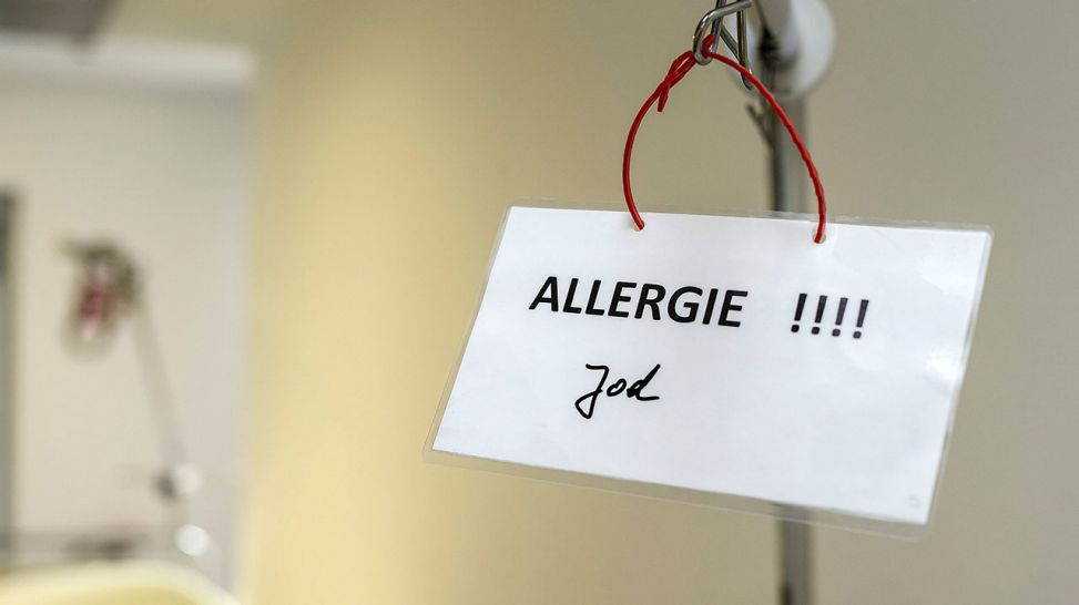 Hinweisschild mit Jodallergie in einem Krankenhaus (Quelle: imago/epd)
