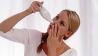 Junge Frau gibt sich eine Nasenspülung (Quelle: imago/Paul von Stroheim)