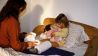 Kind bekommt Wadenwickel im Bett (Quelle: imago/Niehoff)