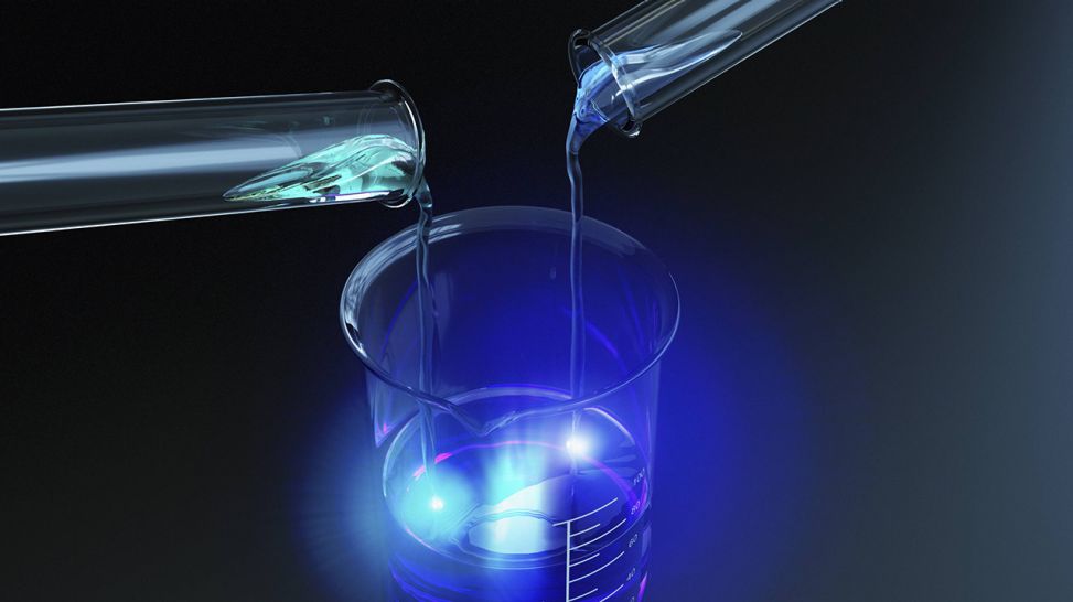 Zwei Flüssigkeiten werden in Reagenzglas gemischt und leuchten (Bild: Imago/Ikon Images)