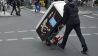 Mann fährt Kühlschrank auf Sackkarre durch Straßen (Bild: imago images/Steinach)