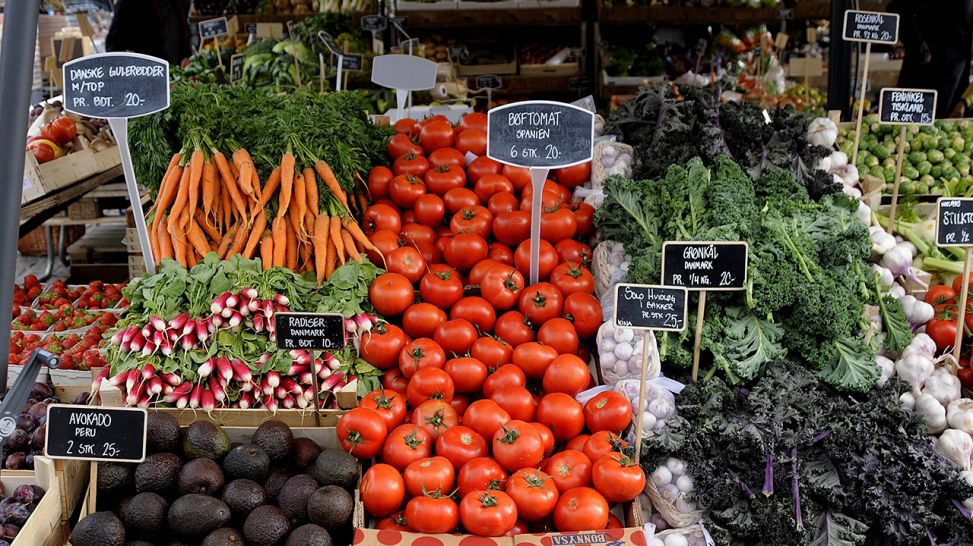Obst- und Gemüsestand auf einem Markt (Quelle: imago/Dean Pictures)