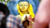 Eine Frau betet vor einer Buddha-Statue (Quelle: imago/Xinhua)