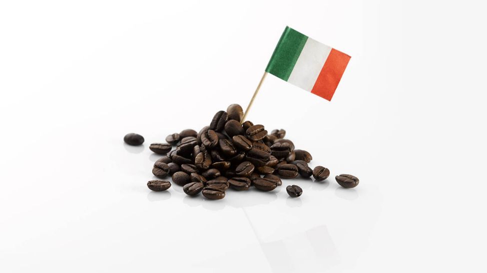 Italienische Flagge inmitten von Kaffeebohnen (Quelle: imago/Westend61)