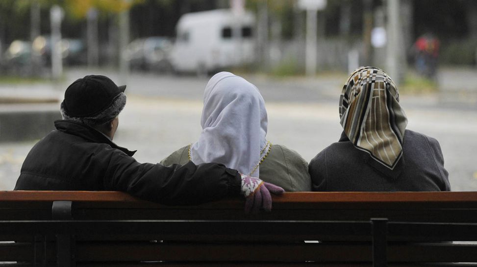 Drei Türken sitzen auf einer Bank (Quelle: imago/Seeliger)
