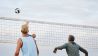 Männer beim Beachvolleyball (Quelle: imago/Mint Images)