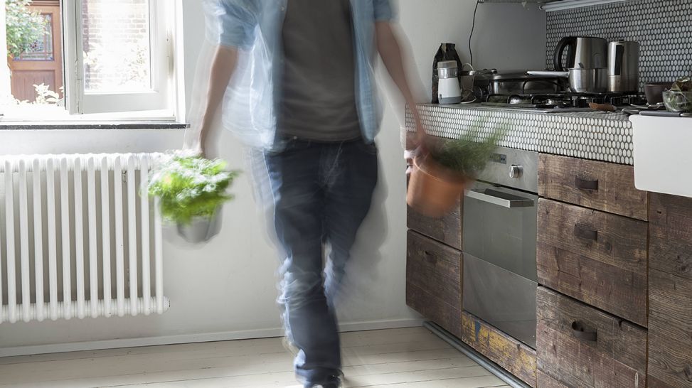 Mann geht schnell durch die Küche (Quelle: imago/Westend61)