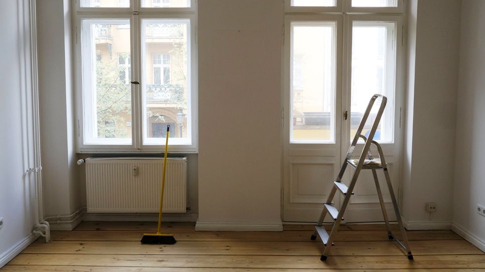 Leiter und Besen stehen in einem leeren Zimmer (Quelle: imago/Seeliger)