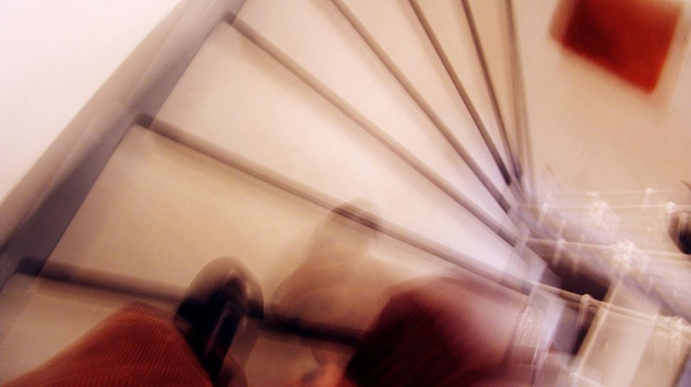 Jemand geht schnell die Treppe hinunter (Quelle: imago/Jochen Tack)