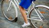 Frauenbeine auf Fahrrad (Bild: Colourbox)