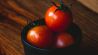 Cholesterin senken: Tomaten in einer Schüssel (Bild: unsplash/Abhishek Hajare)
