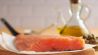 Cholesterin senken: Fetter Fisch Filet auf Schneidebrett (Bild: imago/Addictive Stock)