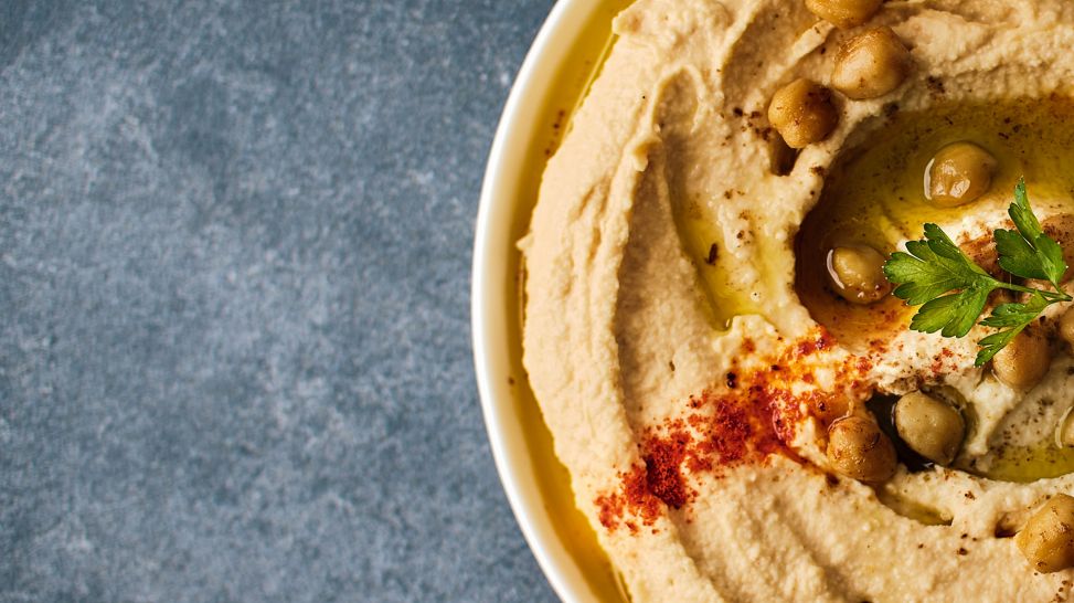 Cholesterin senken: Hummus mit Kichererbsen (Bild: unsplash/Ludovic Avice)