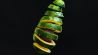 Cholesterin senken: Avocado zerschnitten vor Schwarz (Bild: unsplash/Olga Zhushman)