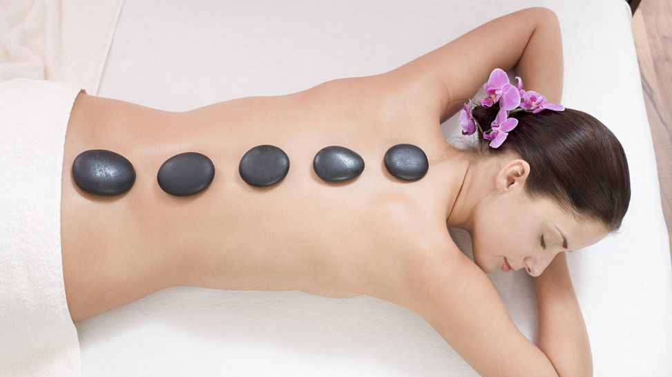 Junge Frau bekommt eine Hot Stone Massage (Quelle: imago/Westend61)