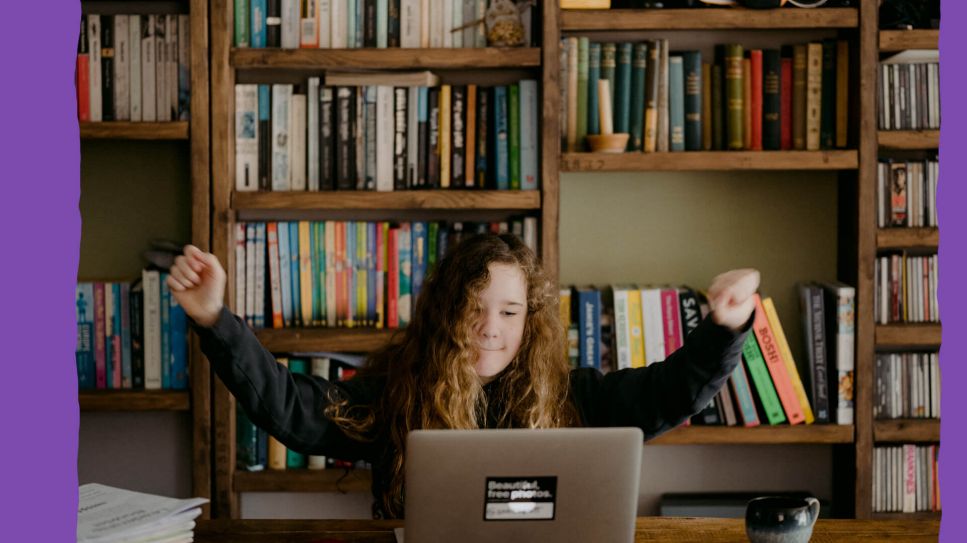 Mädchen freut sich vor Laptop (Bild: unsplash/Annie Sprat)
