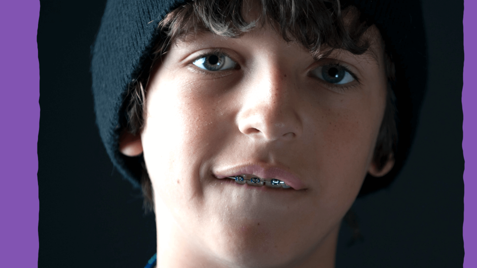 Junge mit Zahnspange beißt auf Unterlippe (Bild: unsplash/Obie Fernandez)