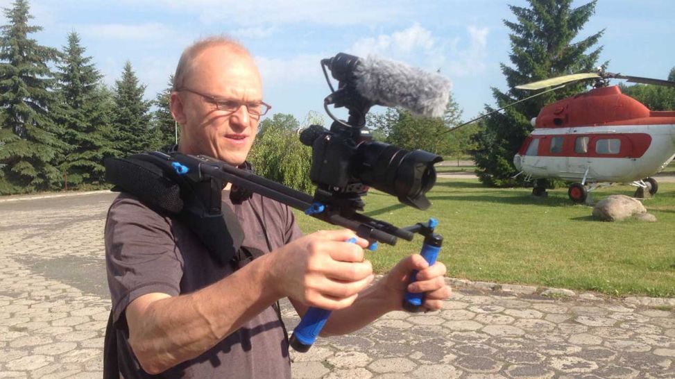 Kameramann Christian Schulz startklar zum Dreh mit Minimal-Ausrüstung; Quelle: rbb/Maren Schibilsky