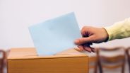 Hand über Wahlurne (Quelle: colourbox)