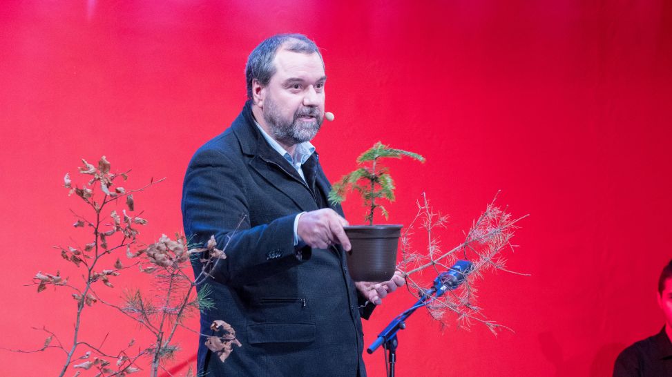 Prof. Andreas Bolte mit Pflanzen; Bild: Thomas Ernst/rbb