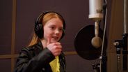 Celia singt vor Mikrofon; Bild: rbb/nordisch filmproduktion
