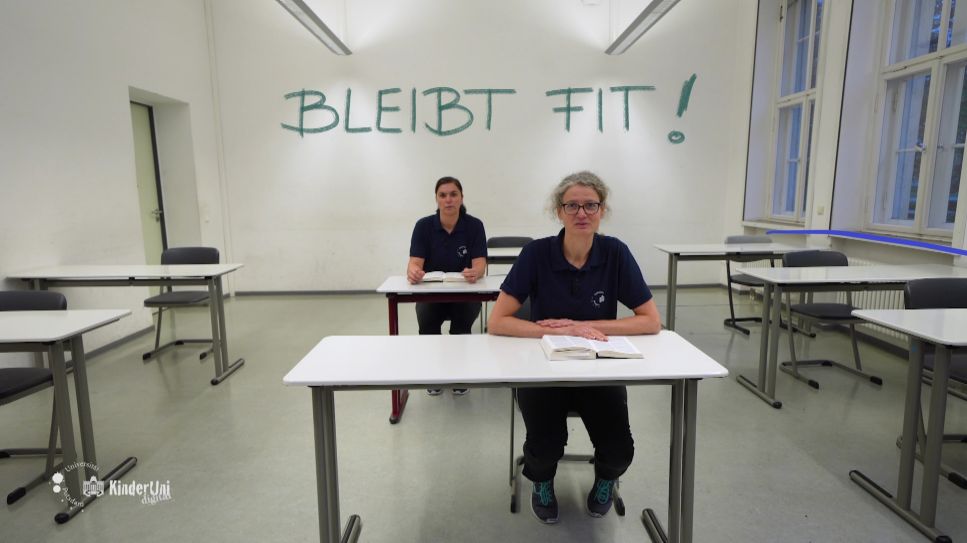 Zwei Frauen sitzen im Klassenraum; Bild: Universität Potsdam.