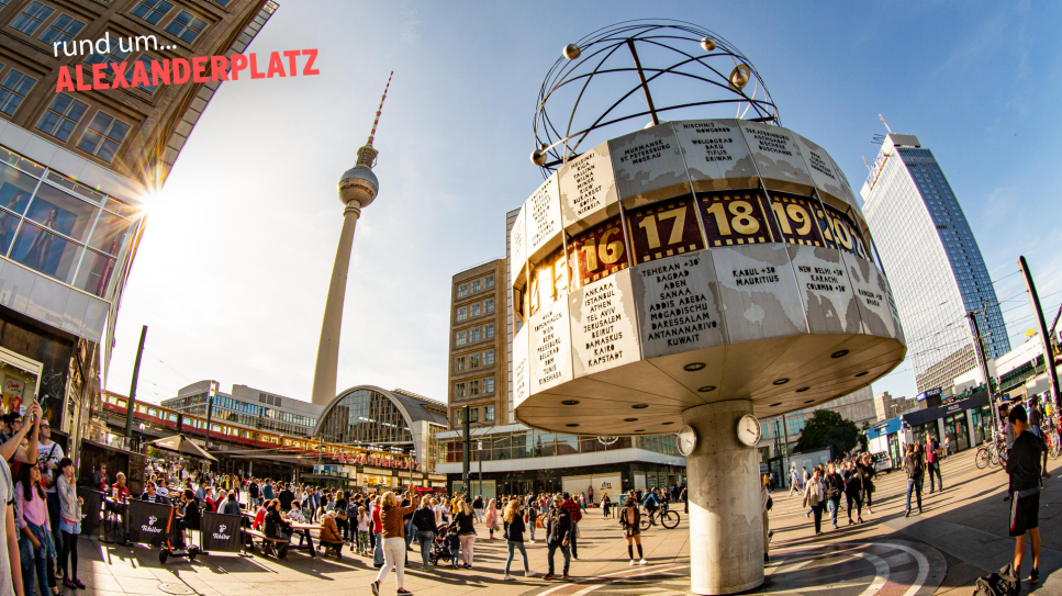Alexanderplatz in Berlin, Logo "rund um... Alexanderplatz" (Quelle: rbb/imago images/A. Friedrichs)