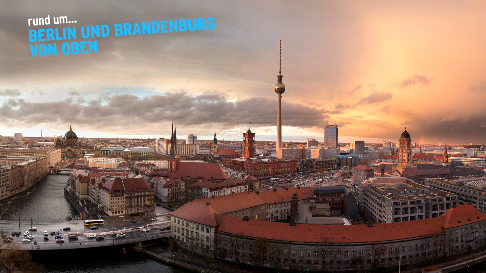 Sicht auf Berlin, Logo "rund um... Berlin und Brandenburg von oben" (Quelle: Foto: imago images/Dirk Sattler; Montage: rbb)