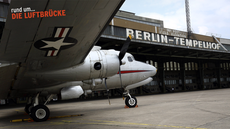 Auf dem Vorfeld des Flughafens Berlin-Tempelhof steht eine Douglas C-54 Skymaster, Logo "rund um... Die Luftbrücke" (Quelle: Foto: imago/epd/Juergen Blume; Montage: rbb)