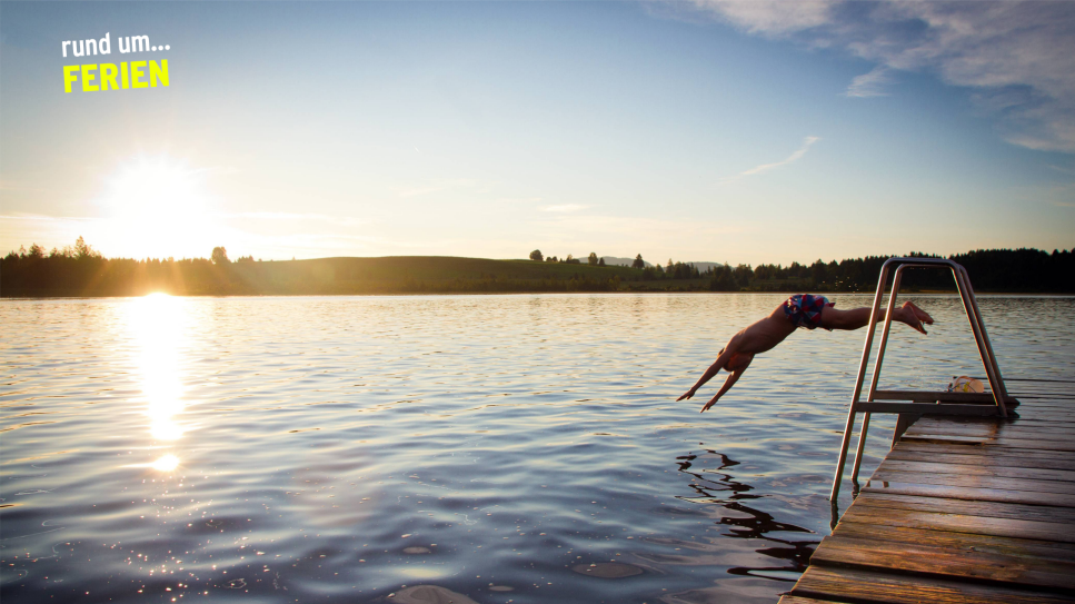 Junge springt von einem Steg in einen See, Logo "rund um... Ferien" (Quelle: Foto: imago/Photocase; Montage: rbb)