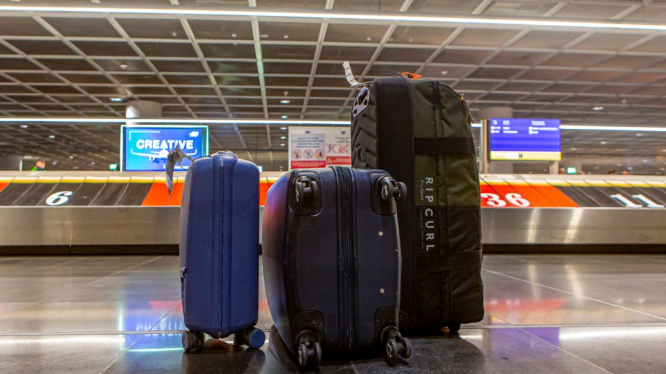 "Koffer vor einem Gepäckband am Flughafen"; ©
