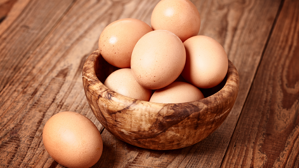 Eier in einer Holzschale (Quelle: Colourbox)