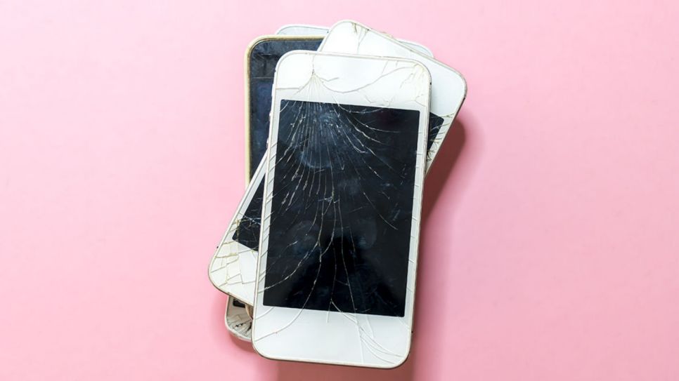 Drei kaputte Smartphones auf rosa Grund (Quelle: Colourbox)