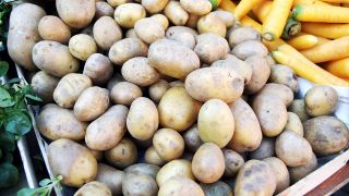 Kartoffeln in der Auslage eines Marktstandes (Quelle: imago images/Eibner)