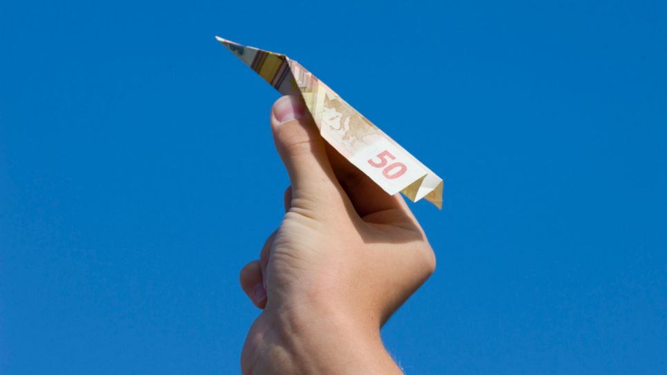 Ein 50-Euro-Schein wurde zu einem Papierflieger gefaltet, nun soll er fliegen (Quelle: Colourbox)