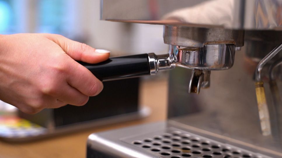 Kaffeesatz wird aus einer Kaffemaschine gezogen (Quelle: rbb)
