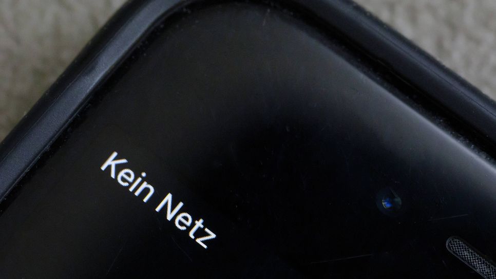 Smartphone mit "Kein Netz" Anzeige (Quelle: imago images / photothek)
