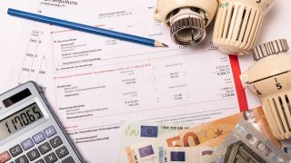 Nebenkostenabrechnung, Geld und Taschenrechner auf einem Tisch (Quelle: IMAGO / penofoto)