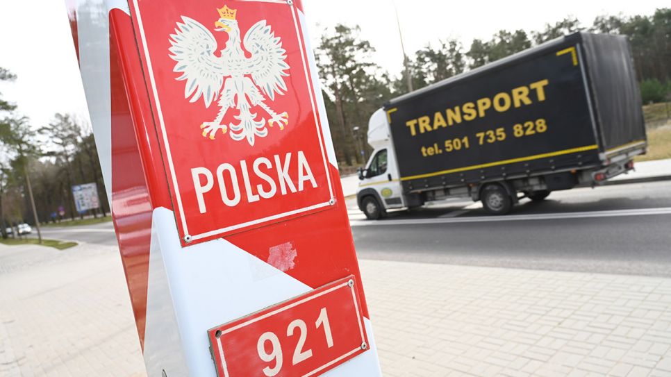 LKW fährt über die polnische Grenze (Quelle: picture alliance/dpa/dpa-Zentralbild | Stefan Sauer)