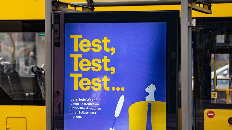 "Test, Test, Test"-Plakat an Berliner Haltestelle (Quelle: picture alliance/dpa/dpa-Zentralbild | Paul Zinken)