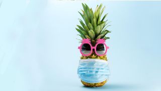 Eine Ananas trägt Mundschutz und Sonnenbrille (Quelle: picture alliance / Zoonar | Ilja Enger-Tsizikov)
