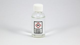 Eine giftige Chemikalie in einer Flasche (Quelle: imago images/Panthermedia)