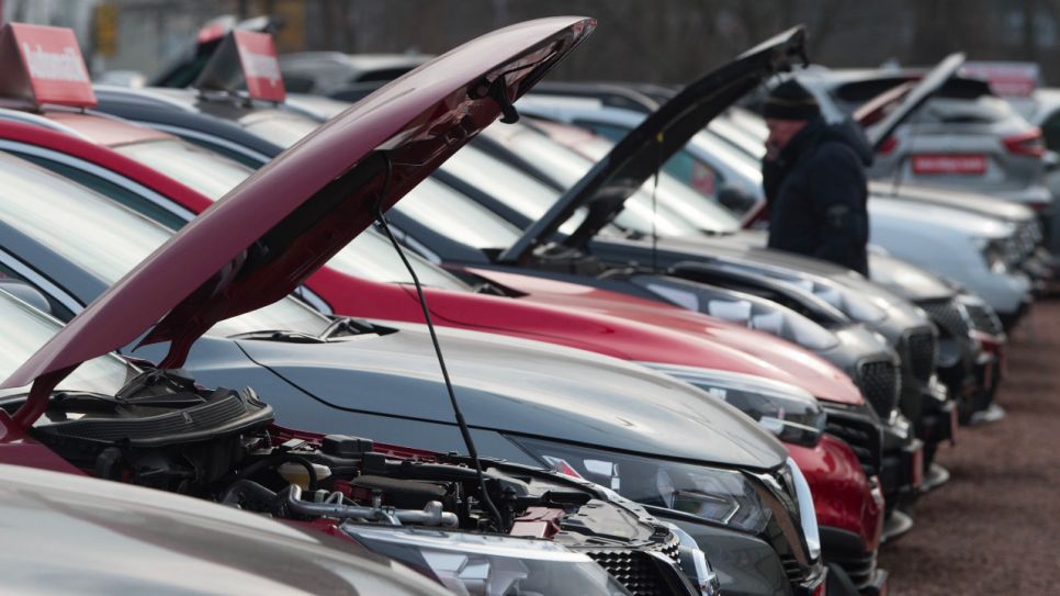 Autos aufgereiht bei einem Gebrauchtwagenhandel (Quelle: dpa / picture alliance / dpa-Zentralbild / Sebastian Kahnert)