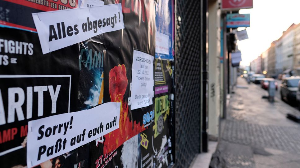 Plakate an einer Konzerthalle in Berlin (Quelle: IMAGO / snapshot)