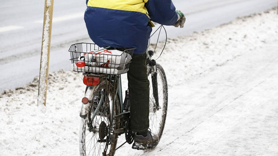 Ein Radfahrer fährt auf Schnee über den Ku'damm (Quelle: IMAGO / Stefan Zeitz)