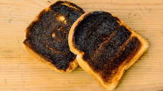 Zwei verbrannte Scheiben Toast (Quelle: IMAGO / McPHOTO)