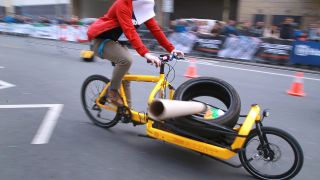 E-Bike fährt schnell mit Beladung (Quelle: IMAGO / Cord)