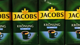 Jacobs Krönung Kaffeepackungen (Quelle: IMAGO / Manfred Segerer)